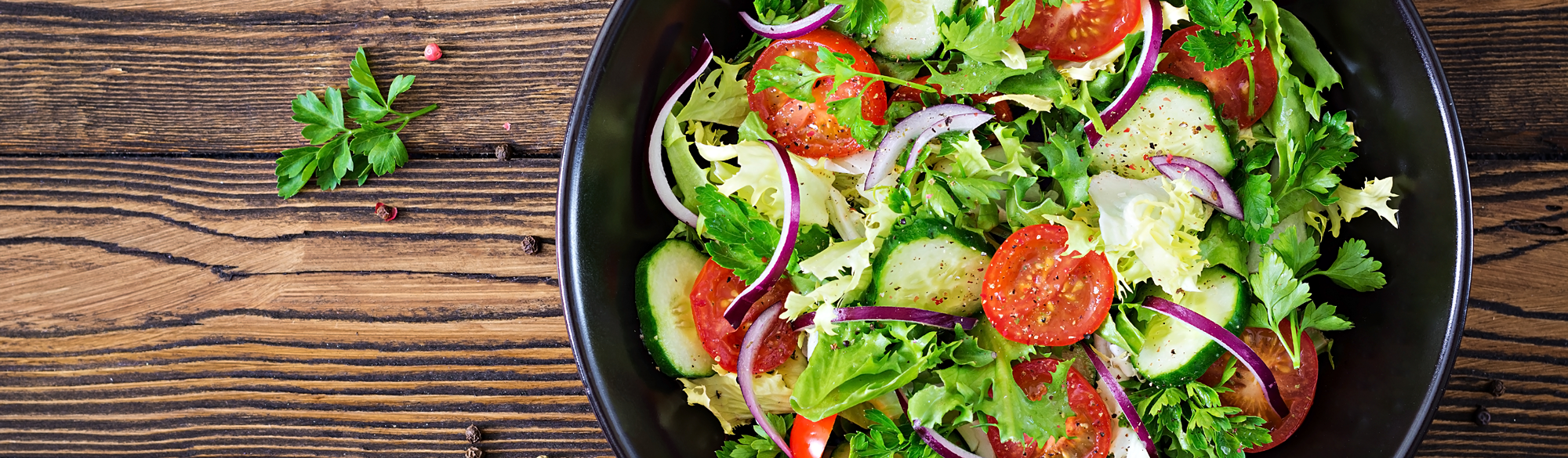fraich-heure-livraison-dejeuner-salad-from-tomatoes-cucumber-red-onions-lettuce-leaves-healthy-summer-vitamin-menu-vegan-vegetable-food-vegetarian-dejeuner